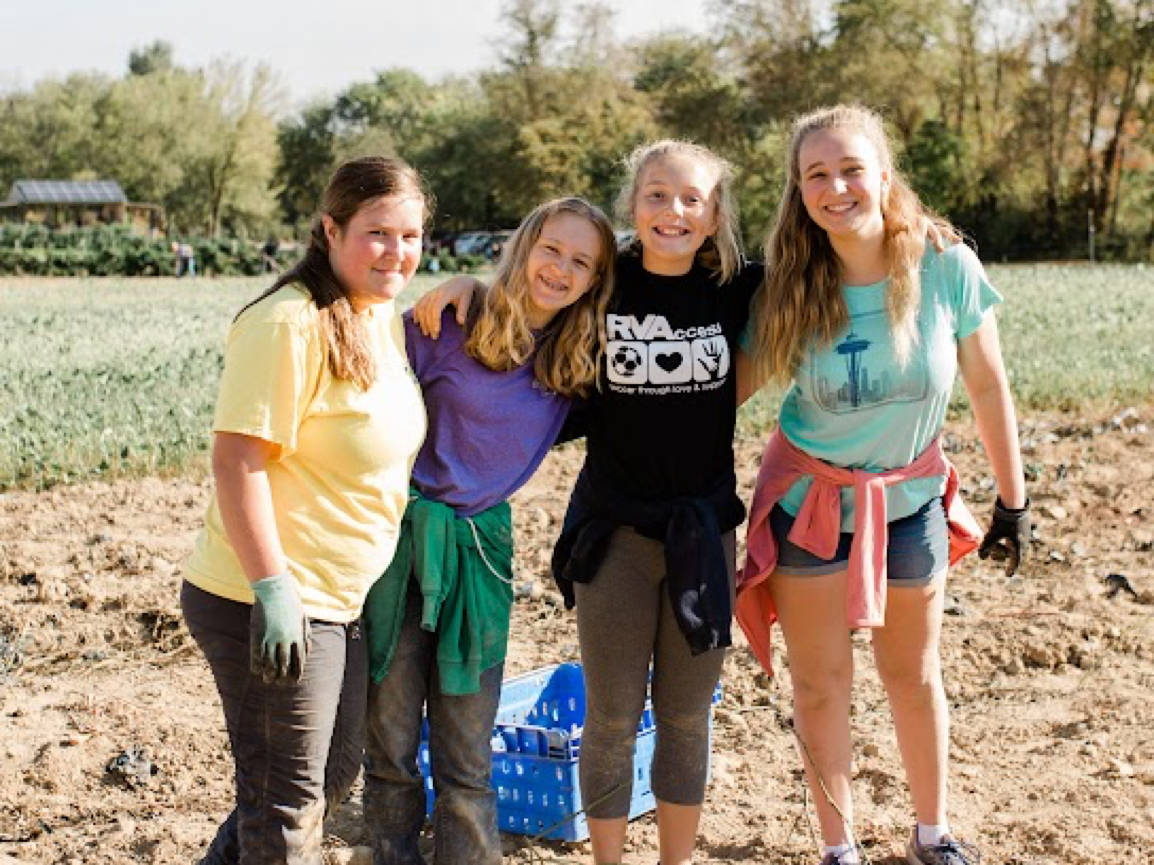 Shalom Farms | Group of young girls volunteering