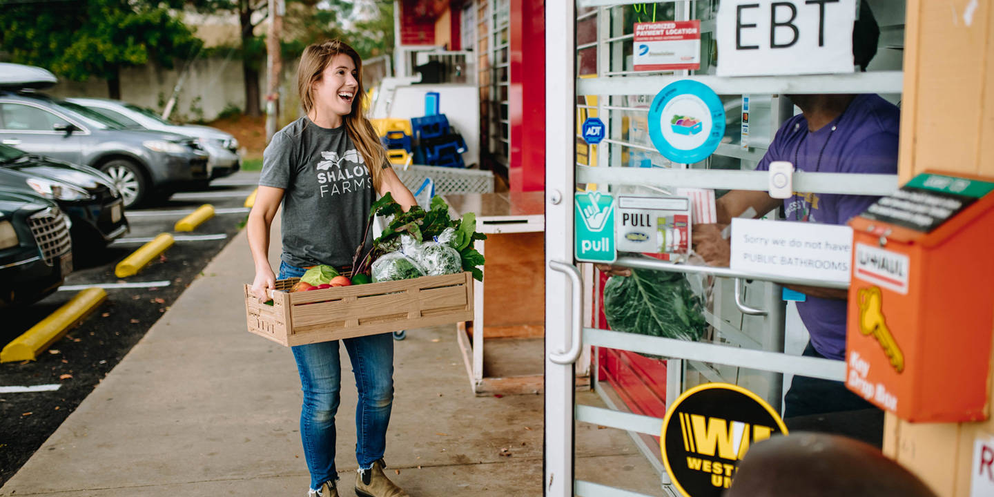 Shalom Farms | Employee dropping off box of produce to Healthy Retail Partner